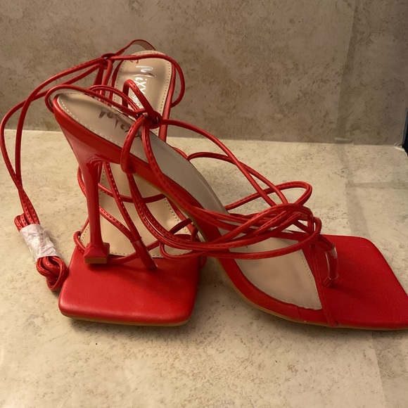 Red Heels - Picture 4 of 4